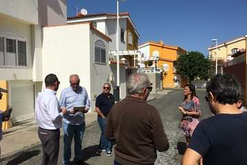 Vías y Obras rebachea la salida de La Mareta a la GC-1 a la altura de la gasolinera BP (Foto TA)